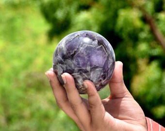 Sfera di ametista Chevron da 90 mm: sfera di cristallo per la guarigione spirituale