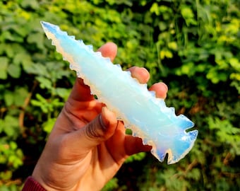Cristallo di opalite a punta di freccia: grande pietra preziosa a forma di mezzaluna per la creazione di gioielli