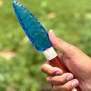Increíble cuchillo de cristal de obsidiana azul aguamarina, raro, con mango de madera, hecho a mano, decorativo, coleccionable, de 25 cm.