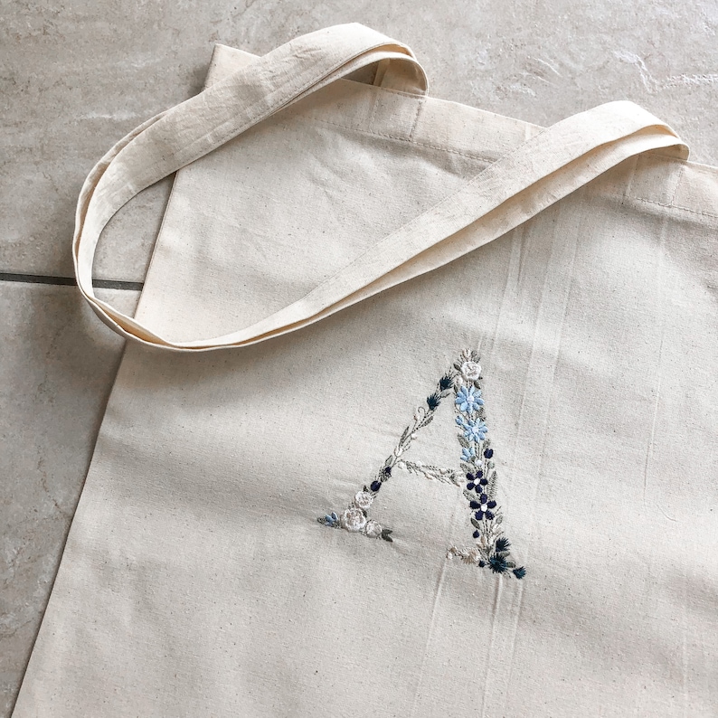 Jutebeutel personalisiert mit Blumen Buchstabe Stickerei Tragetasche bestickt handmade, mit Innentasche Einkaufstasche Shopper Bild 5