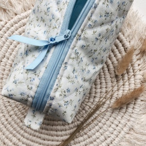 Blumen Kosmetiktasche personalisiert weiß, gesteppt Etui klein groß Kulturbeutel Schminktasche Make Up Tasche Geschenk für Sie image 5