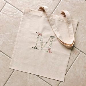 Jutebeutel personalisiert mit Blumen Buchstabe Stickerei Tragetasche bestickt handmade, mit Innentasche Einkaufstasche Shopper Bild 1