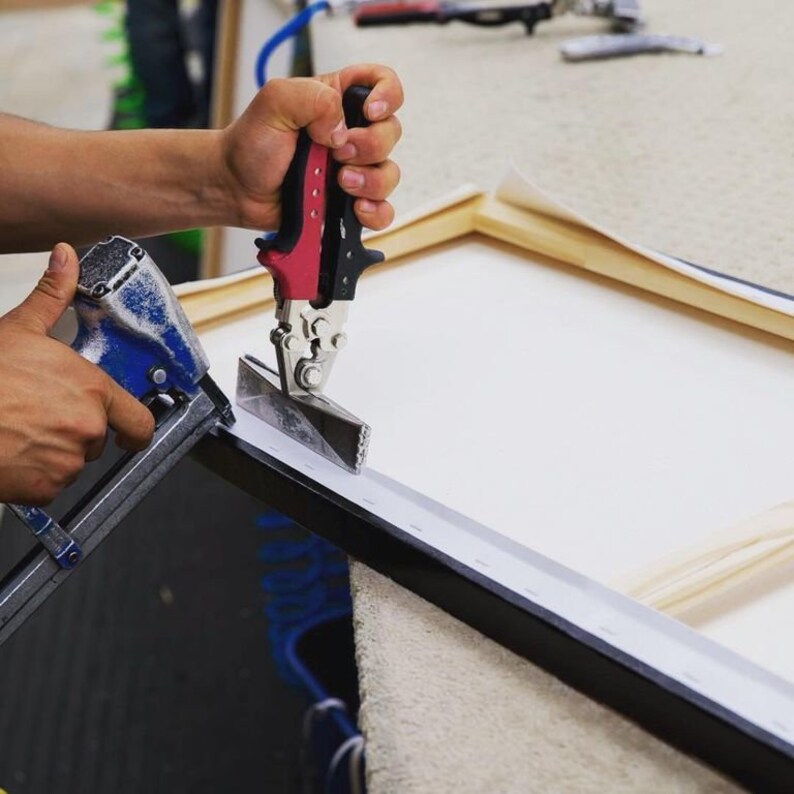 Как натянуть картину на холсте на подрамник