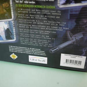 Puede incluir: Caja de videojuego "Rogue Spear Platinum Pack DEU" con texto en alem&aacute;n y un c&oacute;digo de barras. La imagen muestra un soldado con un arma. El logotipo de Ubi Soft es visible.