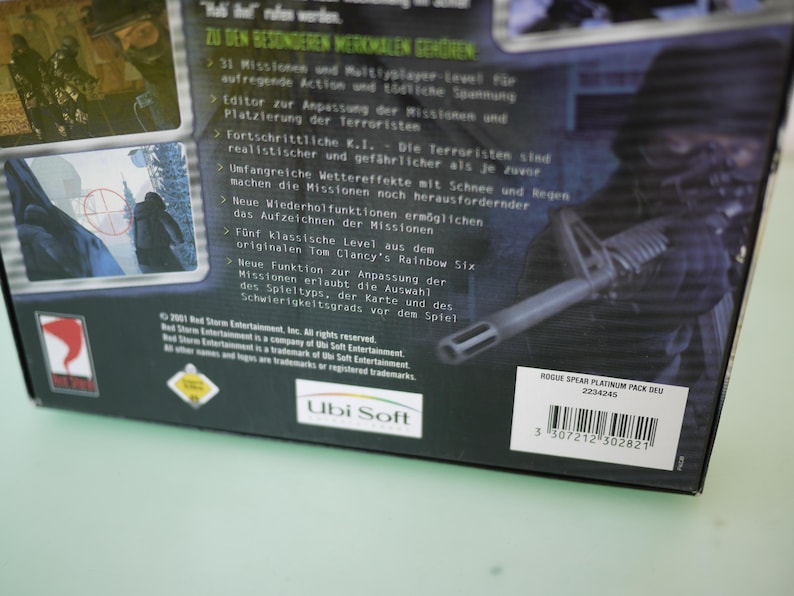 Puede incluir: Caja de videojuego "Rogue Spear Platinum Pack DEU" con texto en alem&aacute;n y un c&oacute;digo de barras. La imagen muestra un soldado con un arma. El logotipo de Ubi Soft es visible.