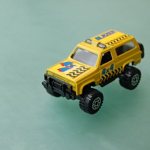 Chevrolet Blazer 4x4 yellow / Faie Swift Runner Chevy Blazer 4x4 Die Cast 1:64 / 80s
