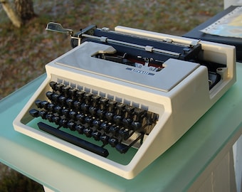 Olivetti Dora / T / Lettera / with case / gray-white / Designer: Ettore Sottsass / 1970s / Typewriter / portable typewriter