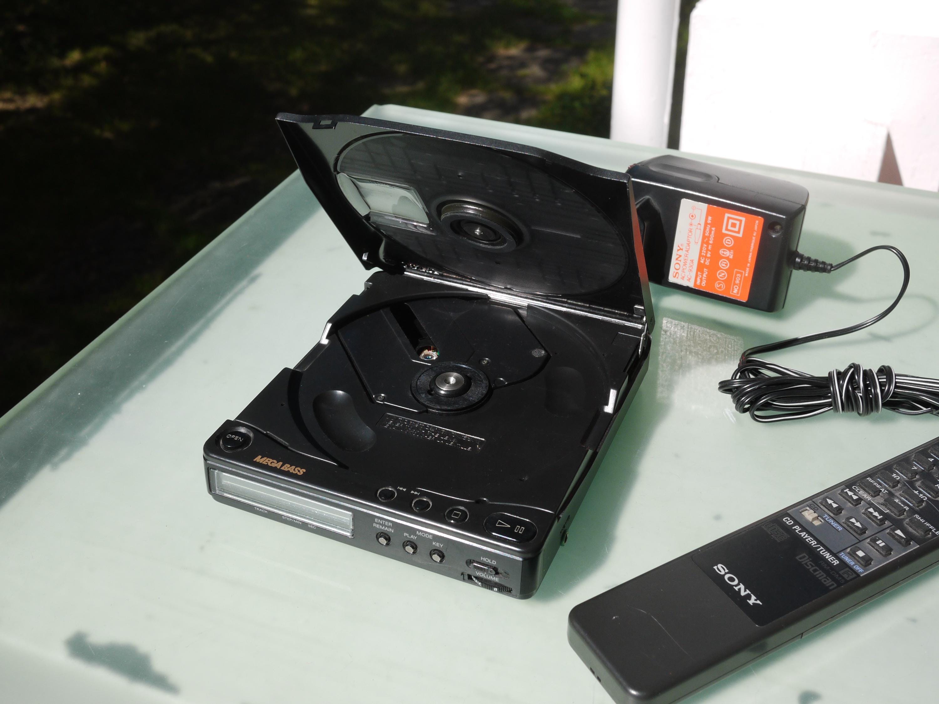 Sony D-90 Discman / Sony RM-DM 5 Remote Control / AC-930A Power