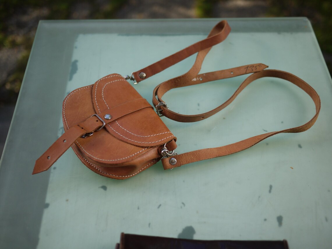 Leder Umhängetasche klein mit Riemen / hellbraun / auch für Wandern & Jagd / Boho- Hippie / Crossbody bag / Handtasche, foto 4 di 5