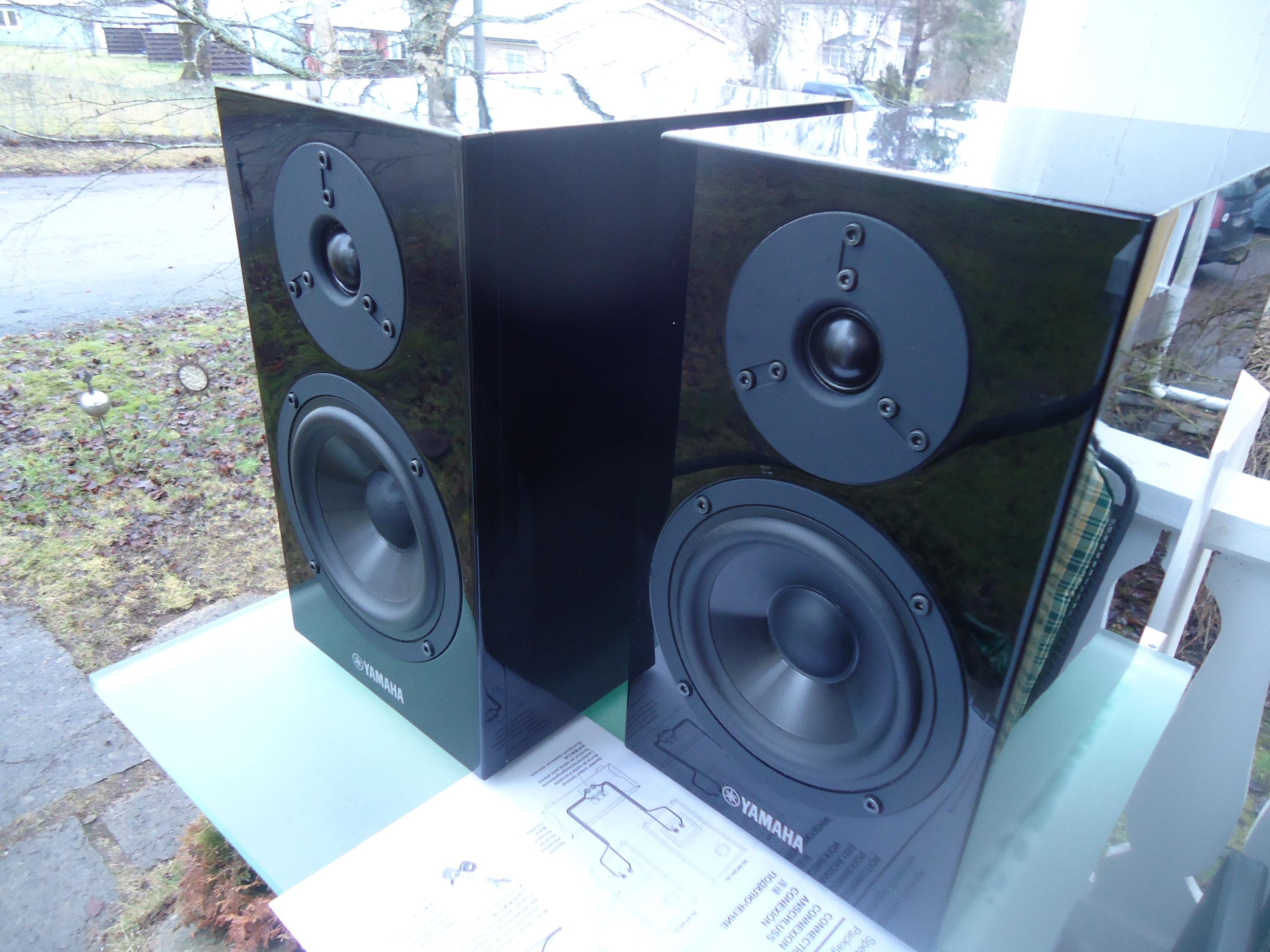 Yamaha NS-BP 300 / 2-way Bookshelf Speakers, High-gloss Black