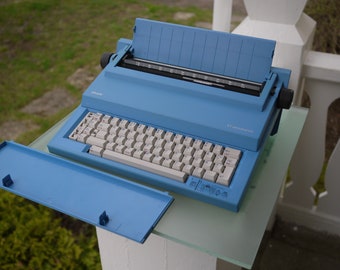 Olivetti ET personal 55 / blauw / ontwerper: Mario Bellini uit Italië / elektrische typemachine / jaren 80 / elektronische typemachine