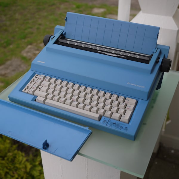 Olivetti ET personal 55 / blue / Designer: Mario Bellini from Italy / electric typewriter / 1980s / electonic Typewriter