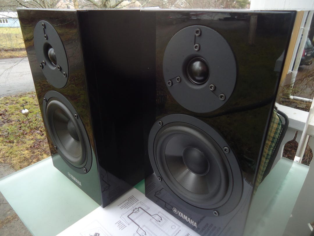 Yamaha NS-BP 300 / 2-way Bookshelf Speakers, High-gloss Black