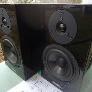 Yamaha NS-BP 300 / 2-way Bookshelf Speakers, High-gloss Black