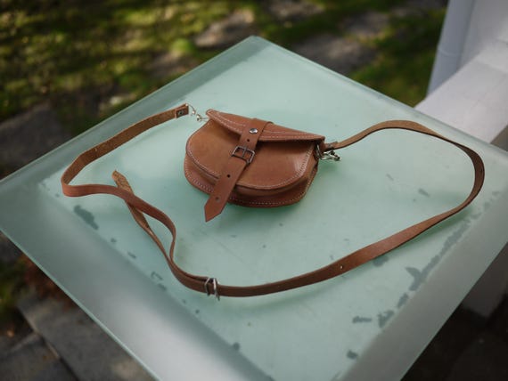 Leder Umhängetasche klein mit Riemen / hellbraun / auch für Wandern & Jagd / Boho- Hippie / Crossbody bag / Handtasche