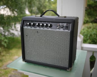 Fender Frontman 15 G / fine guitar practice amp for living room etc. / like new condition / active