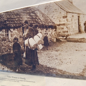 Tinker Woman in Glenelg / 1887 / Carte postale ou photo du Skye Museum of Island Life / Isle of Skye / Carte postale / Photographie