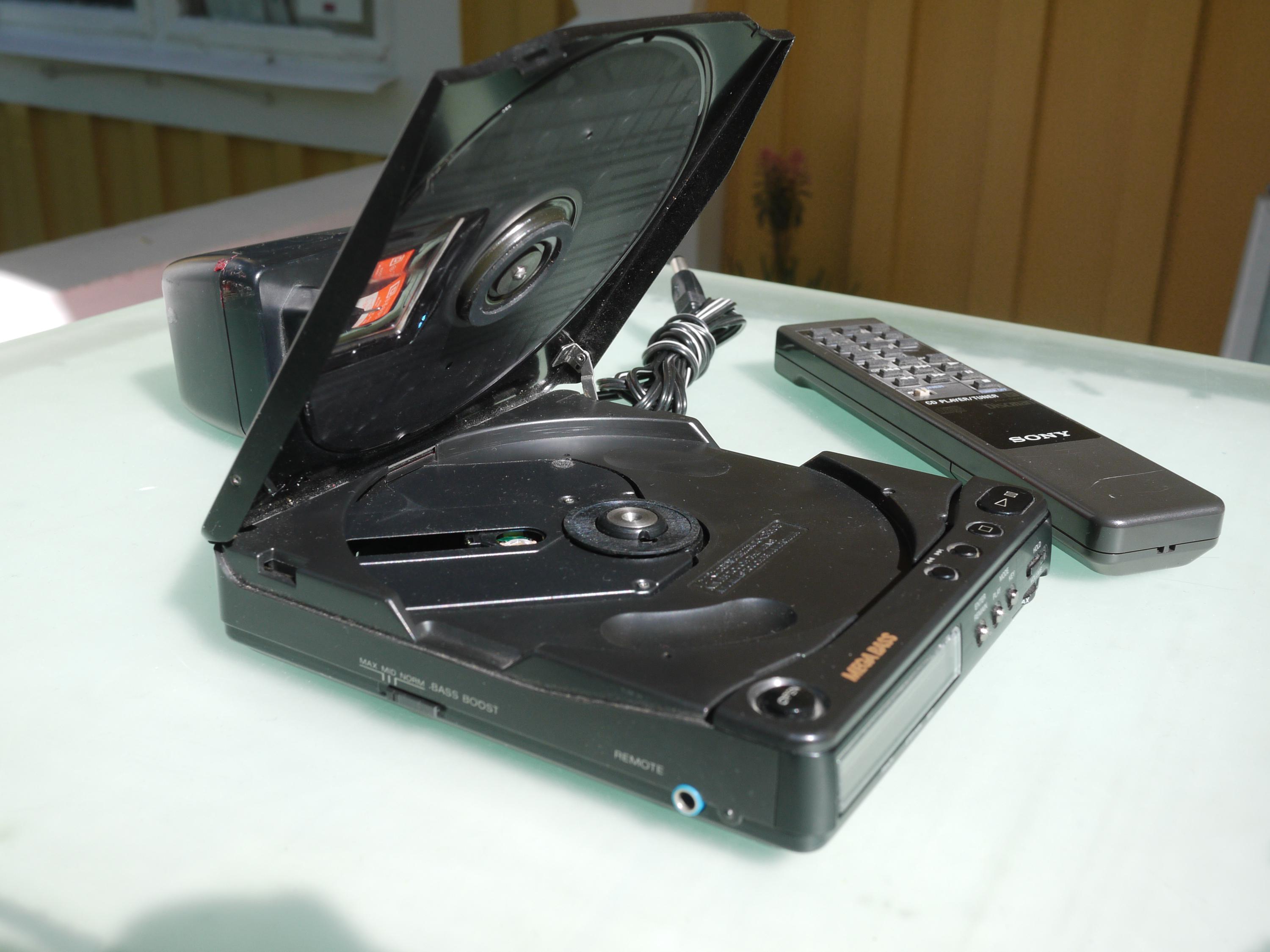 Sony D-90 Discman / Sony RM-DM 5 Remote Control / AC-930A Power