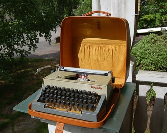 Seidel & Naumann Ursula typewriter with case / Ideal / Erika / VEB typewriter factory Dresden (GDR)