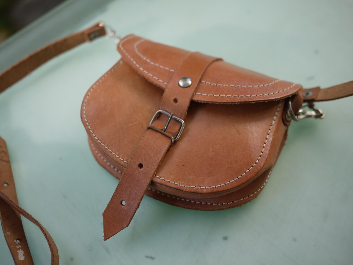 Leder Umhängetasche klein mit Riemen / hellbraun / auch für Wandern & Jagd / Boho- Hippie / Crossbody bag / Handtasche, foto 2 di 5