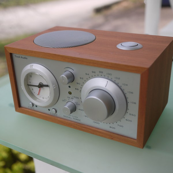 Tivoli Model Three / kirsche-silber / Radiowecker mit top Klang / Tivoli Audio / Henry Kloss / Radio / Uhr / Wecker