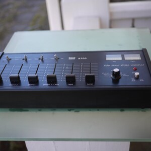 Vivanco 9700 mixer with 2x phono (MM / 1x ceramic selectable), 2x microphone, tape & 2x AUX. Mixer made in Japan / DJ / Party / 1970s