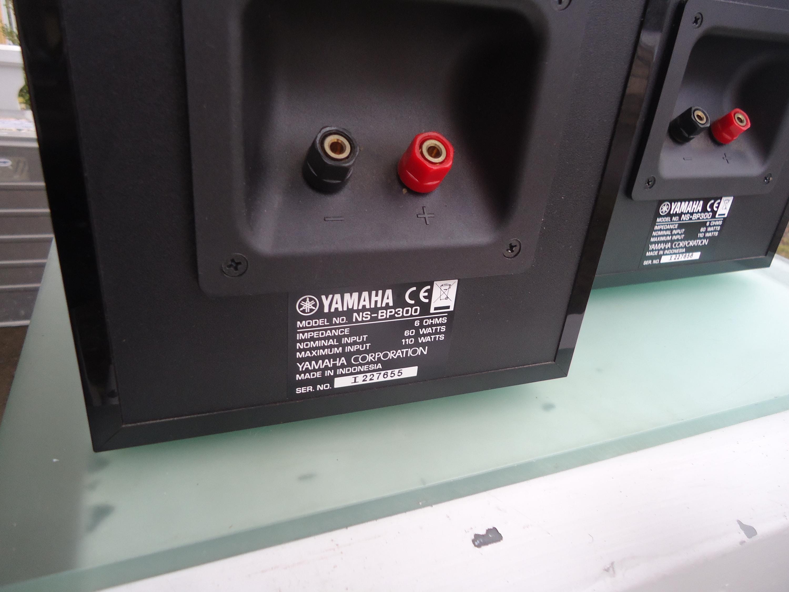 Yamaha NS-BP 300 / 2-way Bookshelf Speakers, High-gloss Black