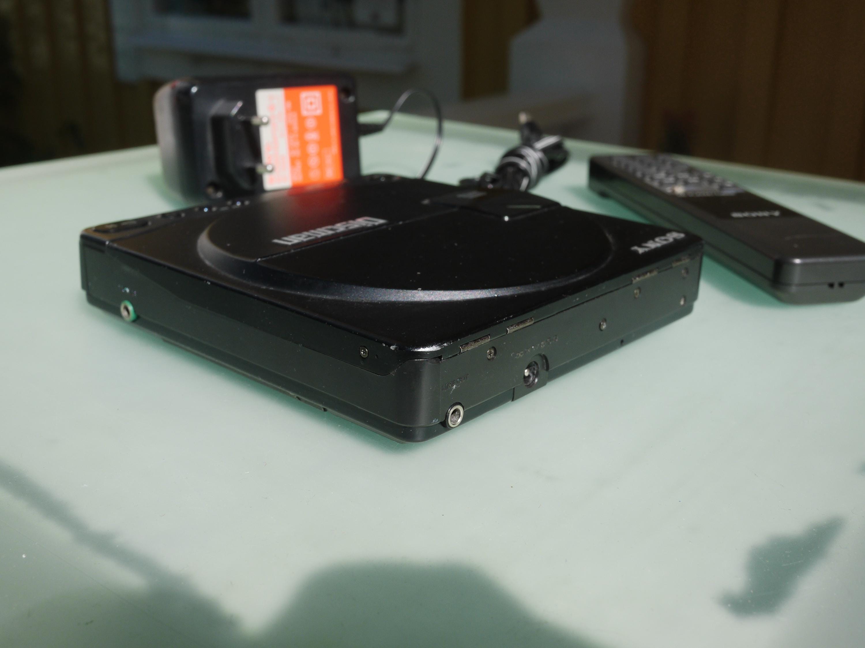 Sony D-90 Discman / Sony RM-DM 5 Remote Control / AC-930A Power