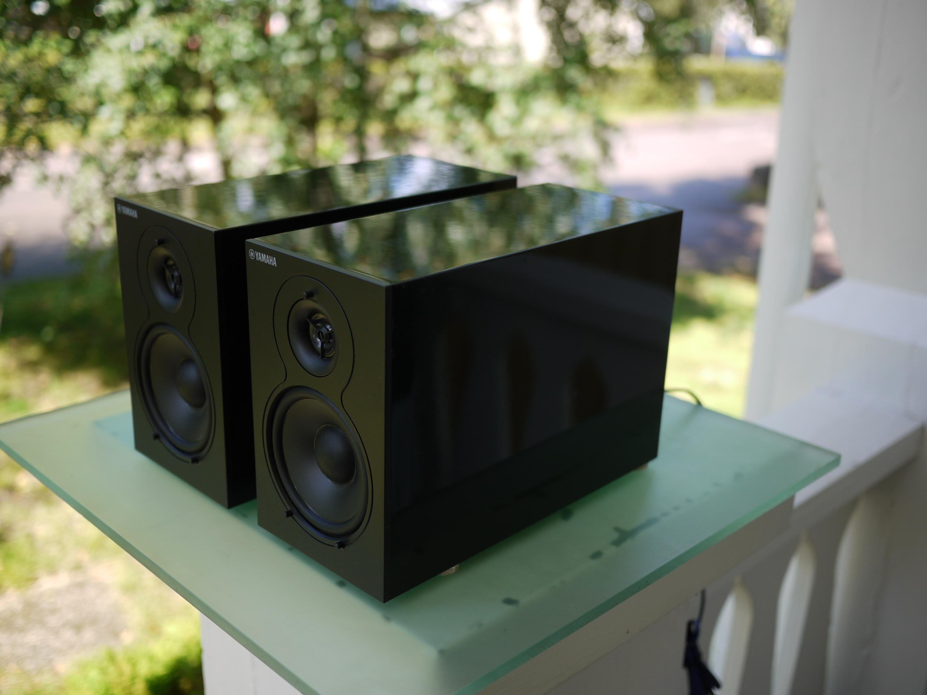Yamaha NS-BP 110 / 2-way Bookshelf Speakers, High-gloss Black