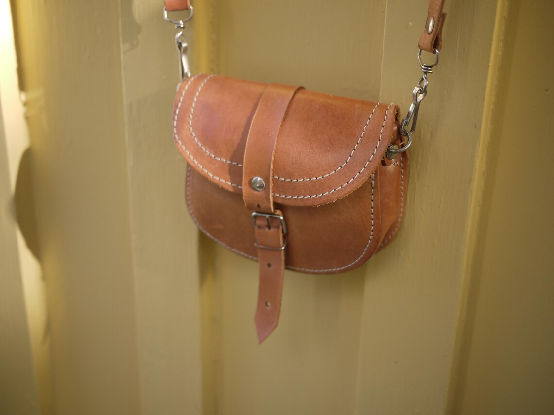 Leder Umhängetasche klein mit Riemen / hellbraun / auch für Wandern & Jagd / Boho- Hippie / Crossbody bag / Handtasche, foto 3 di 5
