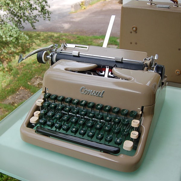 Consul 1511 typewriter in a case / approx. 1959 / top condition / Made in Czechoslovakia