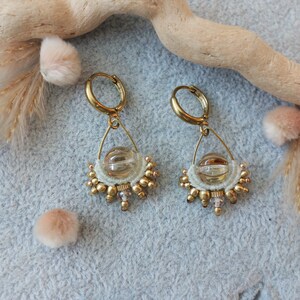 Witte messing "Sunbeams" oorbellen met Boheemse glaskralen en messing kralen, hangende oorbellen, macramé, boho, gypsy, bruids, beige, grijs
