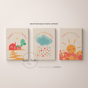 Könnte beinhalten: Drei digitale Kunstdrucke mit einer Leinwandstruktur. Der erste Druck zeigt ein rotes Haus mit einem gelben Weg und dem Text "happy sweet home". Der zweite Druck zeigt eine blaue Wolke mit einem lächelnden Gesicht und dem Text "never ending love". Der dritte Druck zeigt eine gelbe Sonne mit einem lächelnden Gesicht und dem Text "you are so loved".