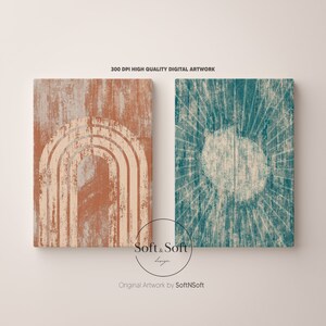 Puede incluir: Dos impresiones de arte digital con textura de madera rústica. La primera impresión presenta un arco blanco con un diseño de arcoíris sobre un fondo marrón. La segunda impresión presenta un círculo blanco con un diseño de rayos de sol sobre un fondo azul verdoso. Las impresiones están etiquetadas como "Soft & Soft Design" y "Obra original de SoftNSoft".