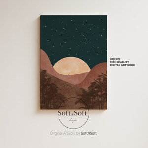 Puede incluir: Impresión digital de arte de un paisaje desértico con una gran luna llena y estrellas en el cielo nocturno. El paisaje está formado por colinas marrones y naranjas con palmeras en primer plano. El texto "Soft & Soft design" está en la parte inferior de la imagen.