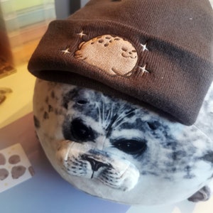 Chunky Seal Beanie, Embroidered Wool Beanie Dark Grey Thicc Boi Meme Cute Kawaii Headwear Hat Funny Winter Hat Blob Seal