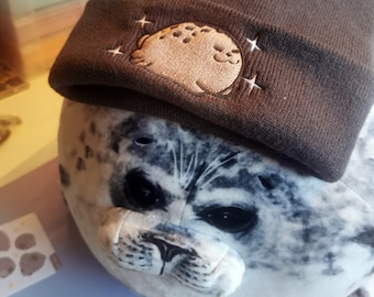 Chunky Seal Beanie, Embroidered Wool Beanie Dark Grey Thicc Boi Meme Cute Kawaii Headwear Hat Funny Winter Hat Blob Seal
