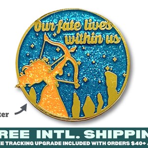 GLITZER EMAILLE PIN Schicksal lebt in uns | zauberhafte Fantasy Spruch Pins Gold Emaille Revers Prinzessin inspiriert merida mutiger Bogenschütze inspirierend