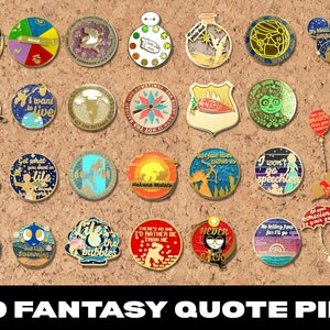 Può includere: Trenta spille smaltate colorate con citazioni di film fantasy popolari. Ogni spilla ha un design e una citazione diversi, come "Let it go", "Hakuna Matata" e "I won't go speechless".