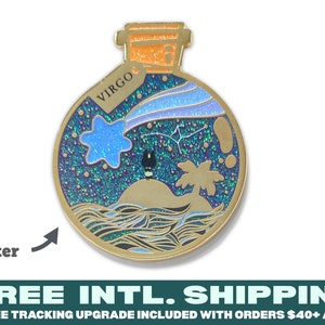 Pode incluir: Pin de esmalte dourado com a forma de uma garrafa redonda de vidro com rolha de cortiça. A garrafa contém uma representação brilhante azul e verde de um céu noturno estrelado com uma estrela cadente, uma pequena ilha com uma palmeira e um gato preto. O texto "VIRGO" está impresso na garrafa.