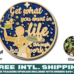 Puede incluir: Un pin esmaltado circular de tono dorado con un fondo azul oscuro brillante, estrellas doradas y una luciérnaga. El pin muestra el texto "Get what you want in life through hard work" en letras doradas, junto a la silueta de una persona sirviendo con una bandeja.