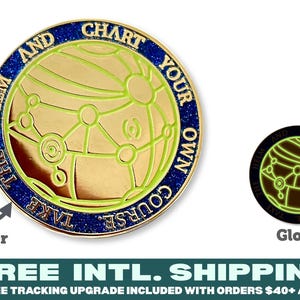 Puede incluir: Un pin redondo de metal dorado con un diseño de globo terráqueo, líneas verde claro y un borde de purpurina azul oscuro. El texto "TAKE THE HELM AND CHART YOUR OWN COURSE" está grabado en el borde. Una versión más pequeña brilla en la oscuridad.
