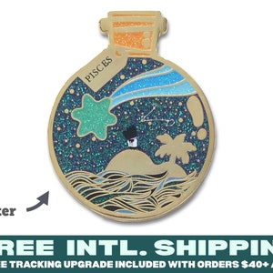 Pode incluir: Pin de esmalte dourado em forma de garrafa com um design de glitter azul, verde e dourado. A garrafa contém um céu noturno estrelado com uma estrela cadente, uma pequena ilha e uma palmeira. O rótulo da garrafa diz "PISCES".