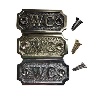 Plaque de porte de WC disponible en trois finitions : nickel argenté, bronze antique ou laiton. Les vis assorties sont incluses. 7 cm X 3,3 cm. Porte des toilettes