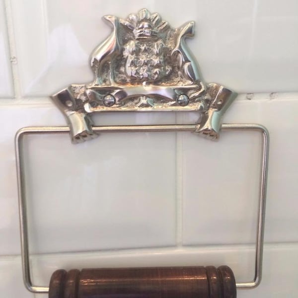 Vintage style solid brass toilet roll holder available in four finishes pewter, copper, chrome or brass. Screws provided.Bathroom or toilet.