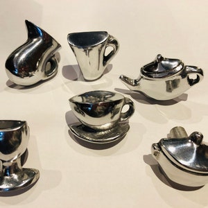 Kitchen drawer pulls made of hand polished solid aluminium, screws provided. Set of 6 handles for cupboard doors. Jug, wine glass, tea pot.