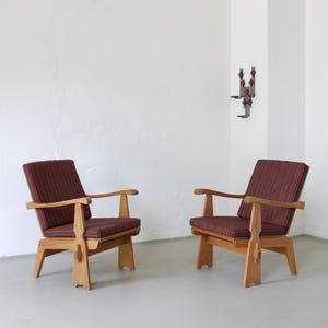 2 geschnitzte Kiefer Lounge Chairs | Skandinavien | 1970er Jahre