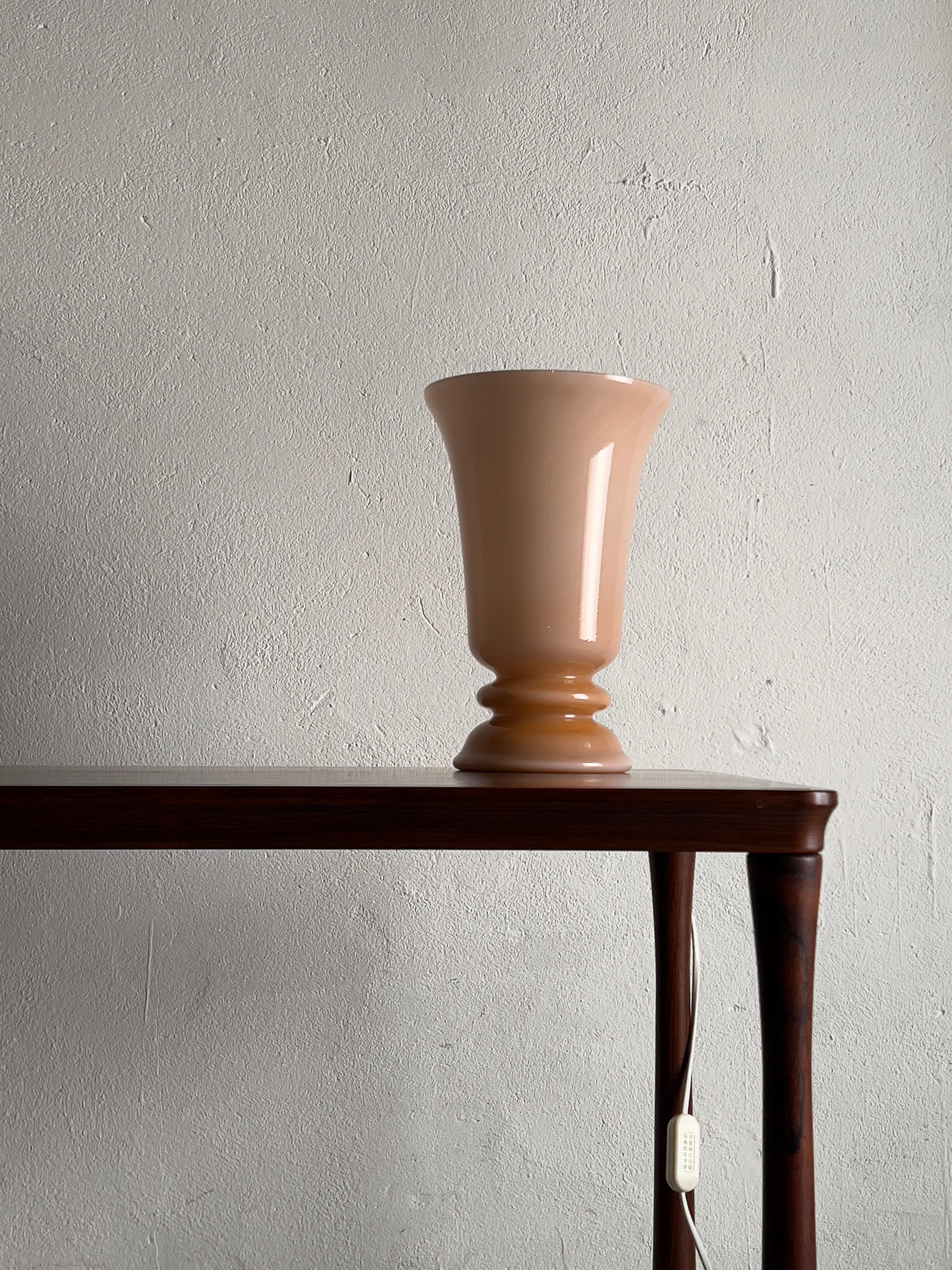 lampe de table en verre avec boîtier | verre lait nu suède ancien