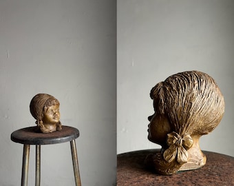 Steengoed sculptuur meisjeshoofd | Keramisch beeldje | Nederland | Vintage