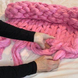 0.5kg Velvet Bulky Chunky Yarn Arm Knitting Crochet Comfortable Washable  DIY Soft Tube Giant Yarn for Throw Blanket Pillow Sweaters Scarf , Pink